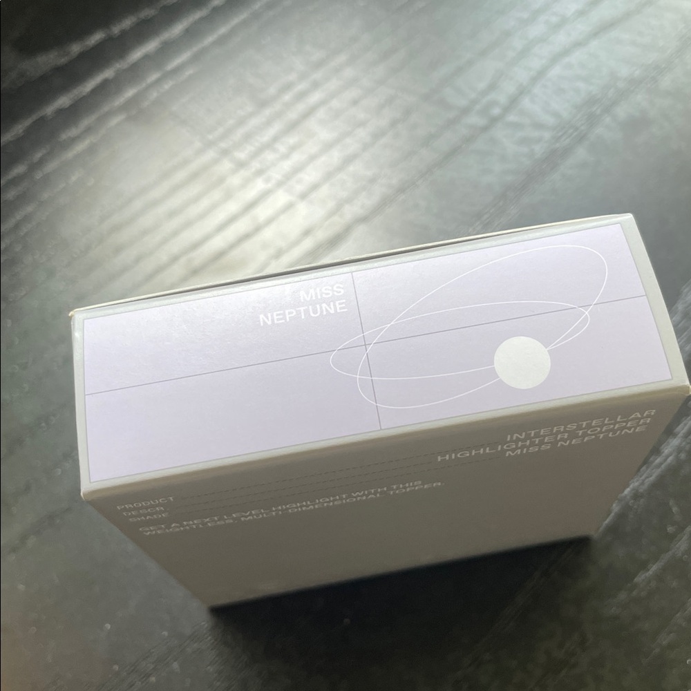 r.e.m. beauty Miss Neptune Interstellar Highlighter Topper- iridescent lavender - Picture 6 of 10